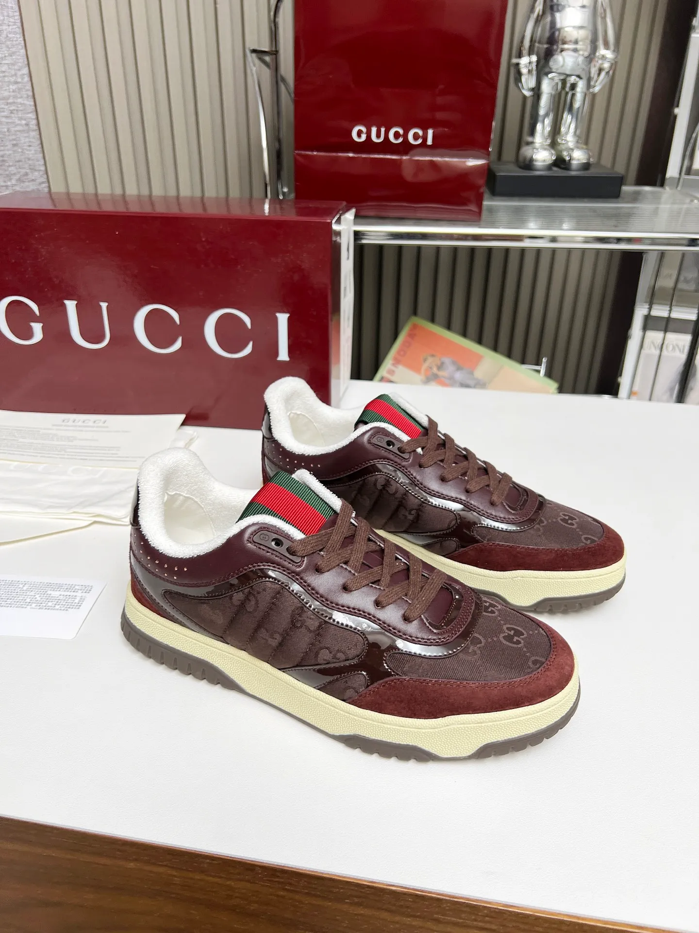 [G Home] P: 600💰 Couple size: Female 35-40. Male 39-44 (45 custom-made) 🆕2025.GUCC Gucci original order quality The latest popular high and low top aged couple sneakers series shipped original purchase development and production, this high and low top sneakers adopt a basketball-style silhouette design, cleverly integrated with hollow panels and distressed effects, showing unique ingenuity. The ingenuity incorporates brand logo details such as interlocking Double G styling accessories and Gucci lettering, a low-key tribute to the brand's design heritage. Exquisite packaging at the delivery counter 🛍📦 ▪️ Fabric: Original customized imported first-layer cowhide ▪️ Inner lining: Imported first-layer cowhide ▪️ Sole: Original molded two-color TPU sole ▪️ Sole thickness: 3cm